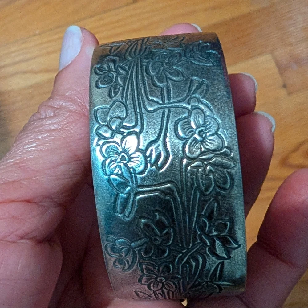 Vintage Salisbury Pewter Flower of the Month Narcissus DECEMBER Cuff Bracelet